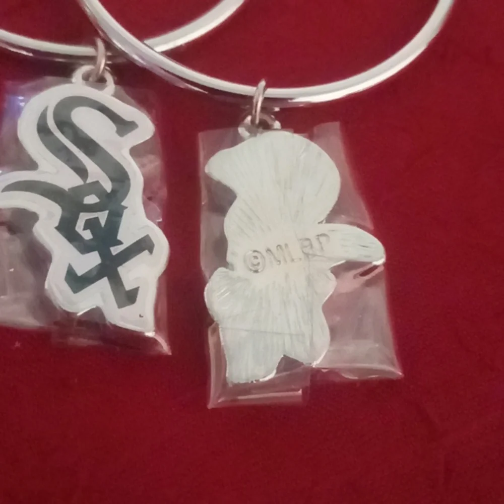 Chicago white Sox earrings nwt protective covers on medallion MLB Baseball MLB - Picture 2 of 3